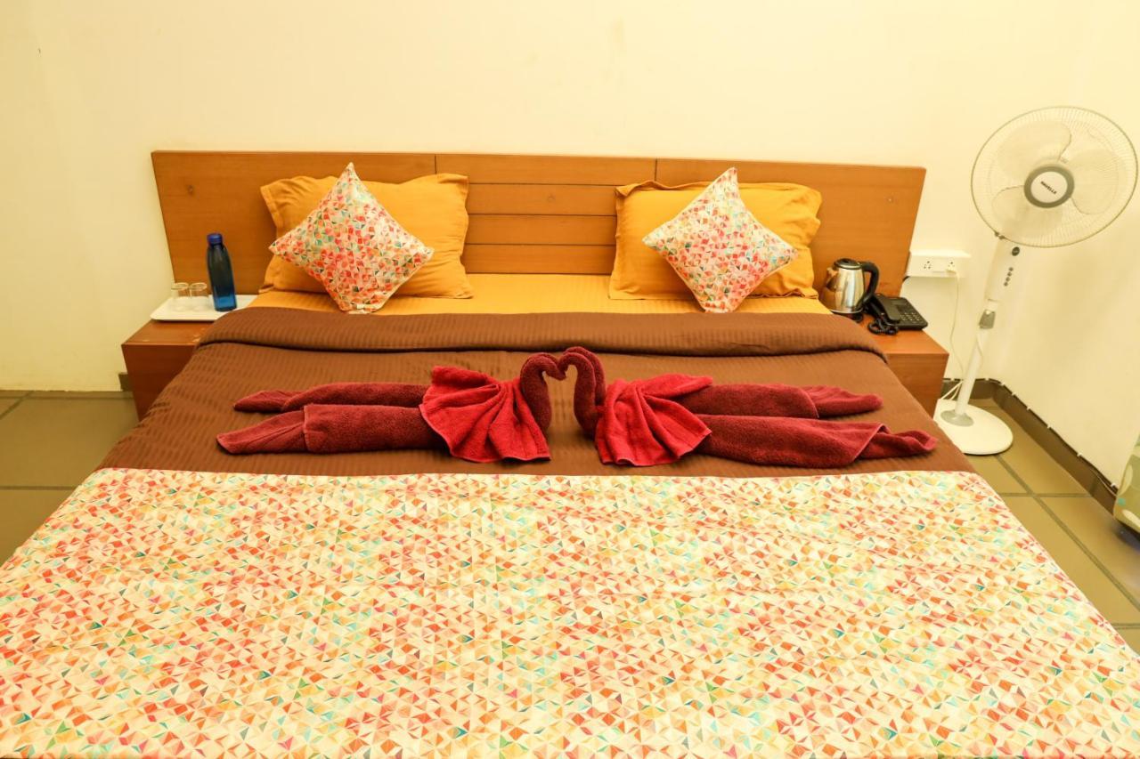 パナジ Surya Kiran Miramar Bed & Breakfast エクステリア 写真